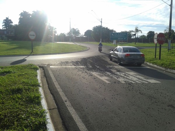 Joi pede providências em rotatória. 