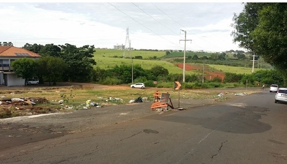 Área onde funcionaria corredor está acumulando lixo