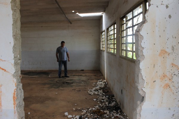 Bebeto questiona abandono de prédio público.
