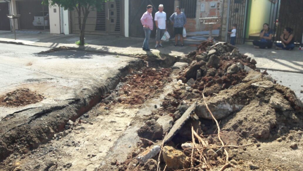 Carlos Fontes acompanha obra no Vista Alegre.