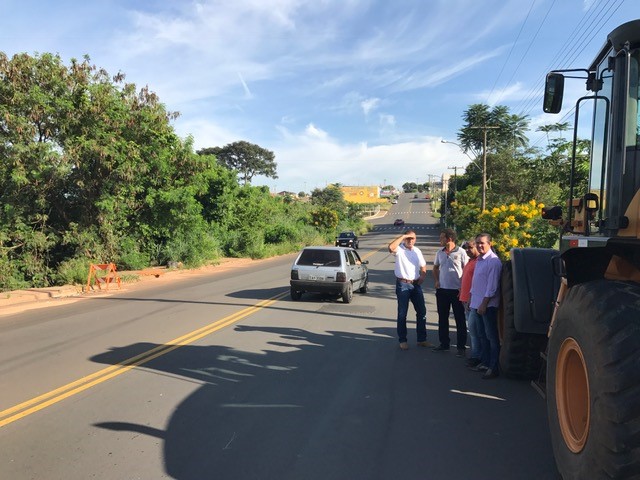 Joel e Antonio acompanham reparos na av. Alfredo Contatto.