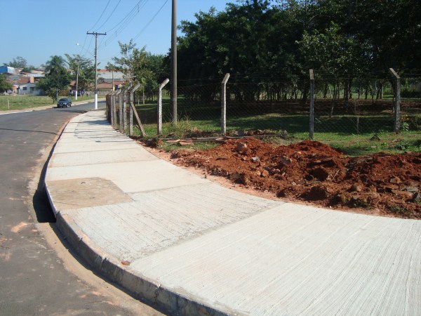 Após pedido de Dr. José, Prefeitura construiu calçada 