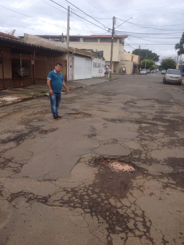 Batoré pede tapa-buracos na rua do Amendoim.