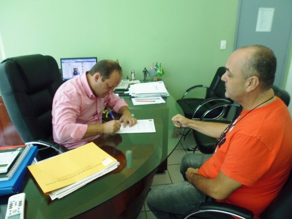 Juca e Paulo Donato, chefe do setor de Apoio Administrativo