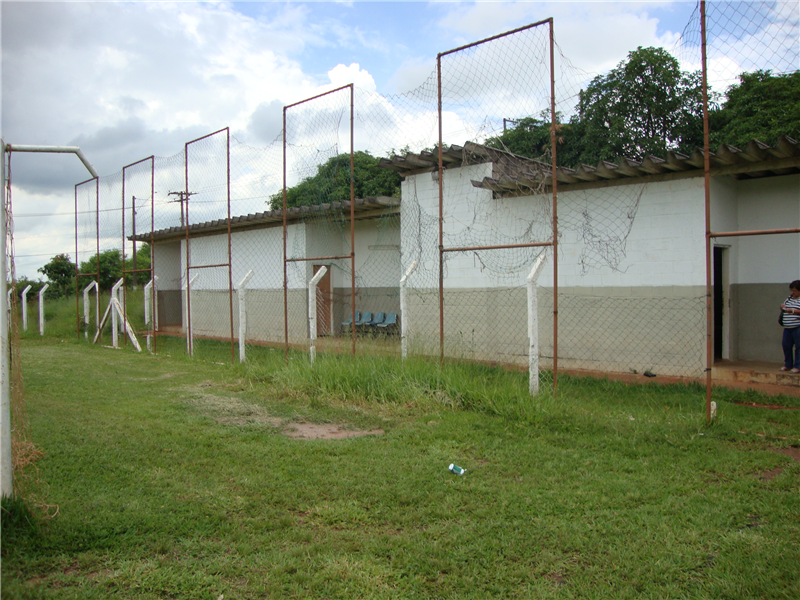 Alambrados apresentam falhas e campo precisa de limpeza