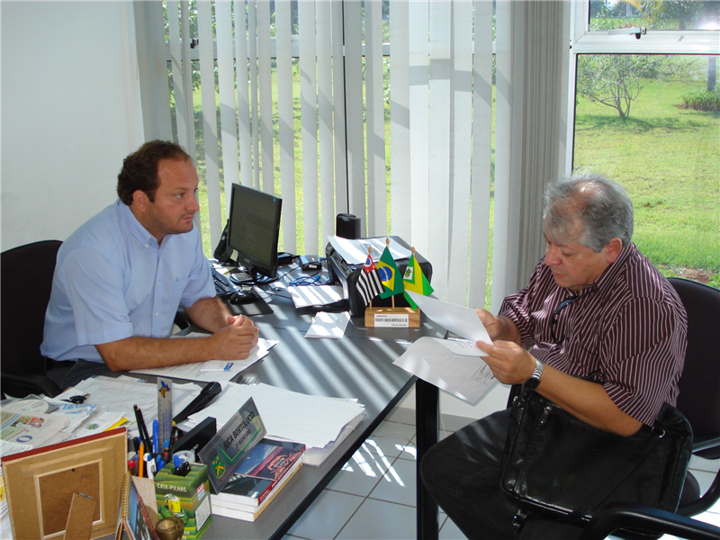 Juca e o secretário Herb Carlini durante reunião na Câmara