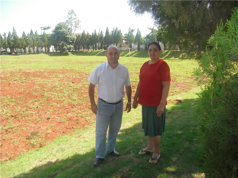 Fontes e munícipe visitam campo no Jardim Pérola.