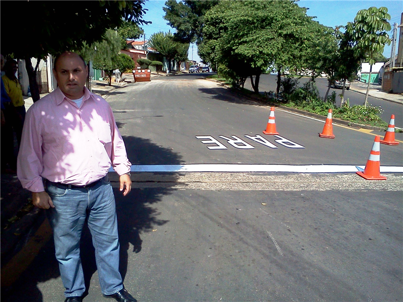 Carlos Fontes acompanha pintura de sinalização de solo na zona sul