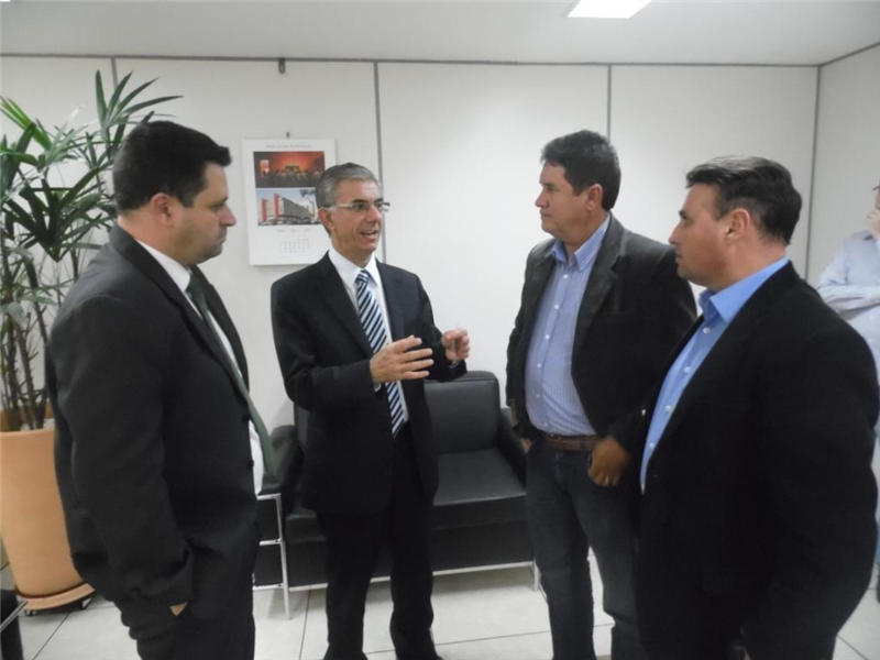 Celso Ávila, Antônio da Loja e Carlos Fontes conversam com Davi Zaia