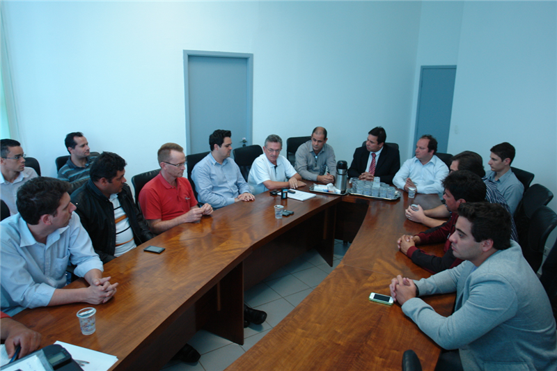 Durante coletiva, foi apresentado laudo que aponta necessidade de troca do telhado da Câmara