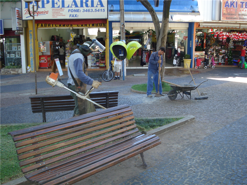 Serviços de manutenção da Praça Rio Branco começaram hoje pela manhã.