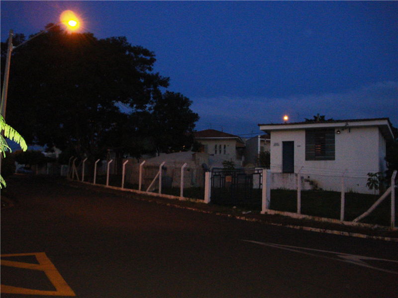 Jardim São Francisco recebeu dois postes de iluminação a pedido de Juca.