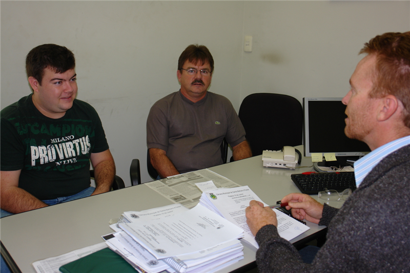 Aluno Caio Henrique, da FAC, esteve no gabinete do vereador, em busca de apoio