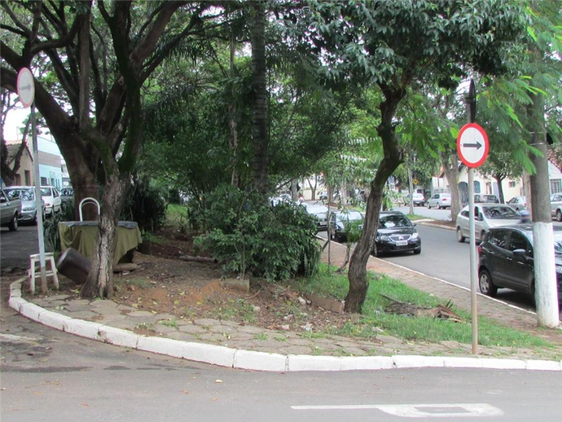 Celso Ávila pede melhorias em iluminação de praça na avenida Tiradentes