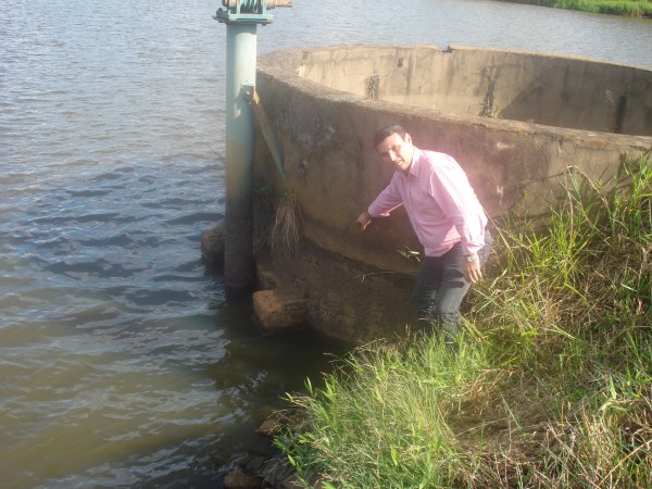 Carlos Fontes em visita à represa de Cillos.