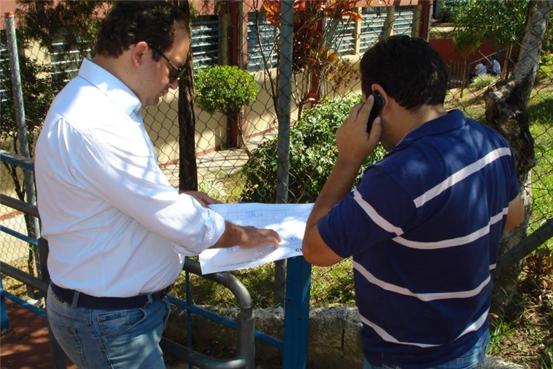 Juca conversa com engenheiro responsável pela reforma da escola