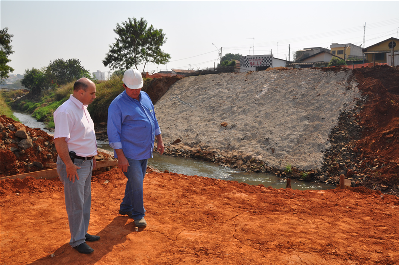 Fontes conversa com encarregado sobre obras das pontes