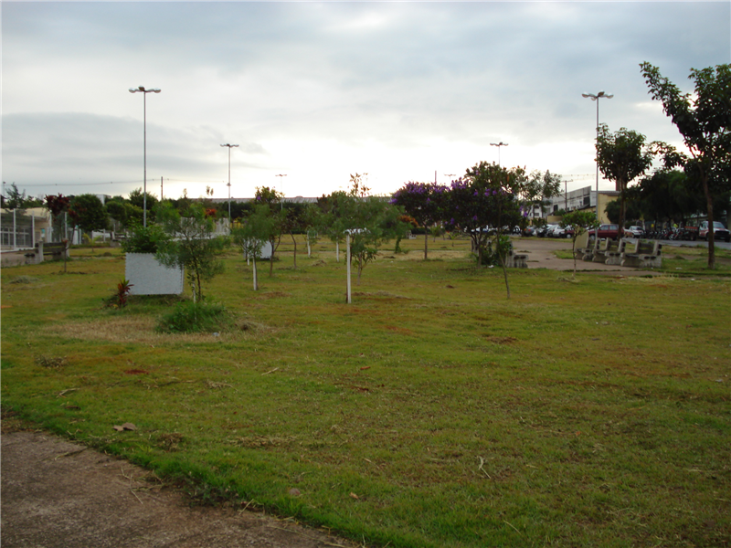 Juca pede remodelação de praça para criação de mais vagas de estacionamento