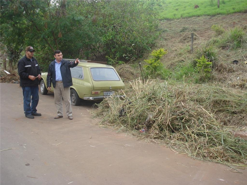 Carlos Fontes acompanha serviço realizado pela Prefeitura para limpeza de área na Vila Sartori