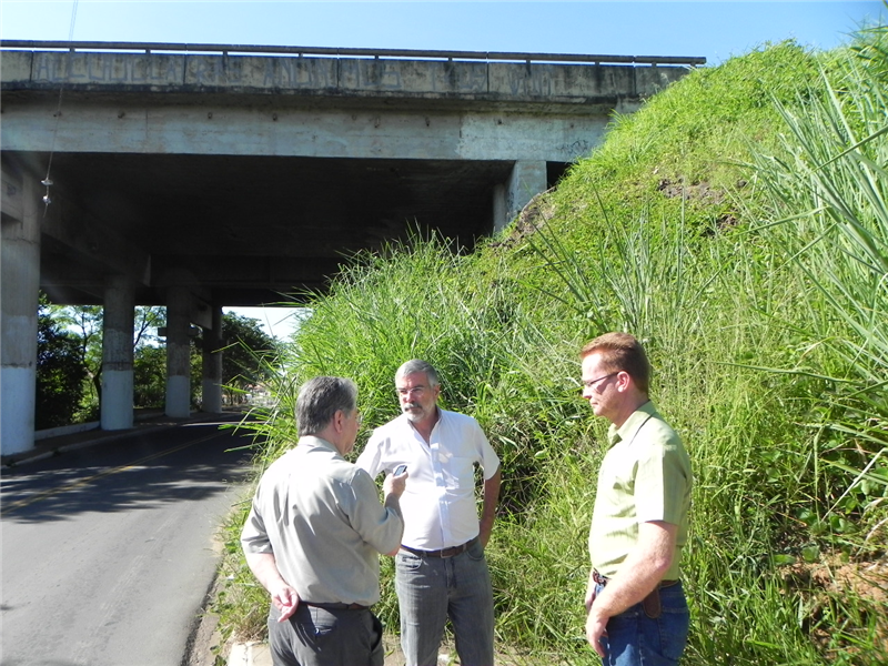 Joi, Cresta e Pavani visitam viaduto no Parque Olaria.