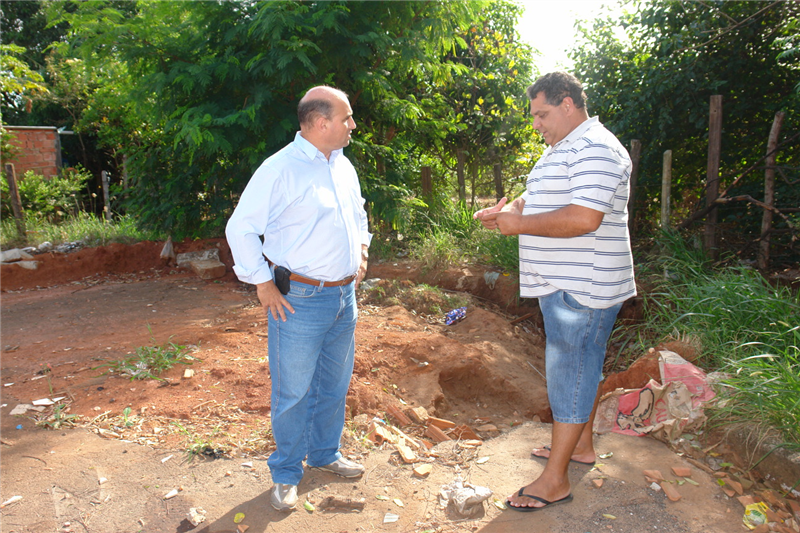 Fontes e o morador Joel: obras no Romano