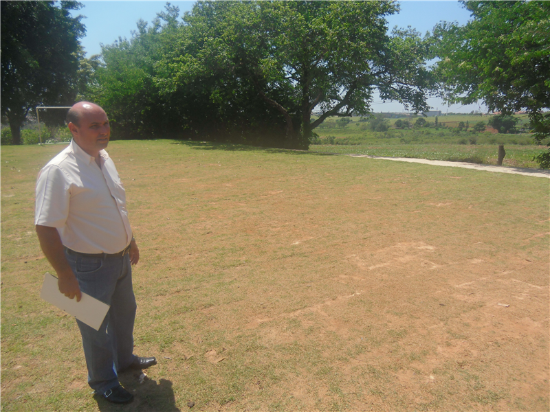 Carlos Fontes vistoria colocação de grama e pede mais melhorias em área do Conjunto dos Trabalhadores