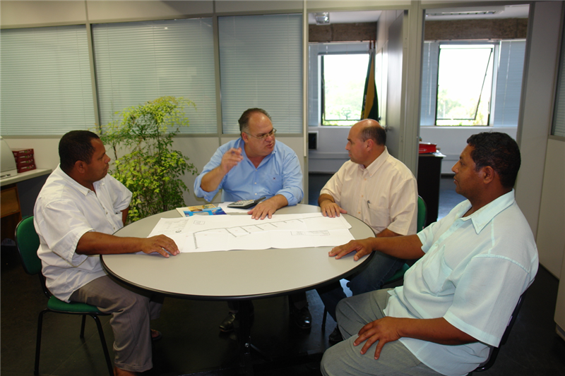 Reunião entre Kênio, Fontes e moradores: compromisso para lançar PCMM do Jardim Santa Alice