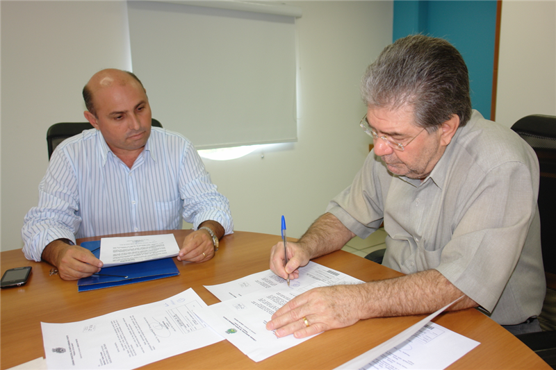 Vereador Carlos Fontes e secretário de Obras, Celso Cresta