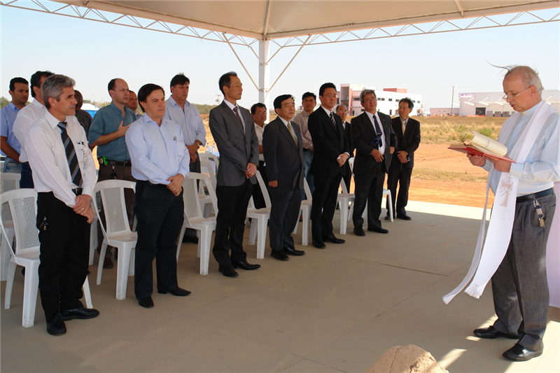 Padre Ferreira abençoou local onde serão construídas  novas instalações da empresa