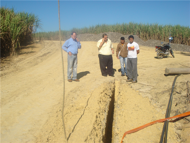 Kadu visitoriou obras em estrada rural, próxima à Usina Furlan