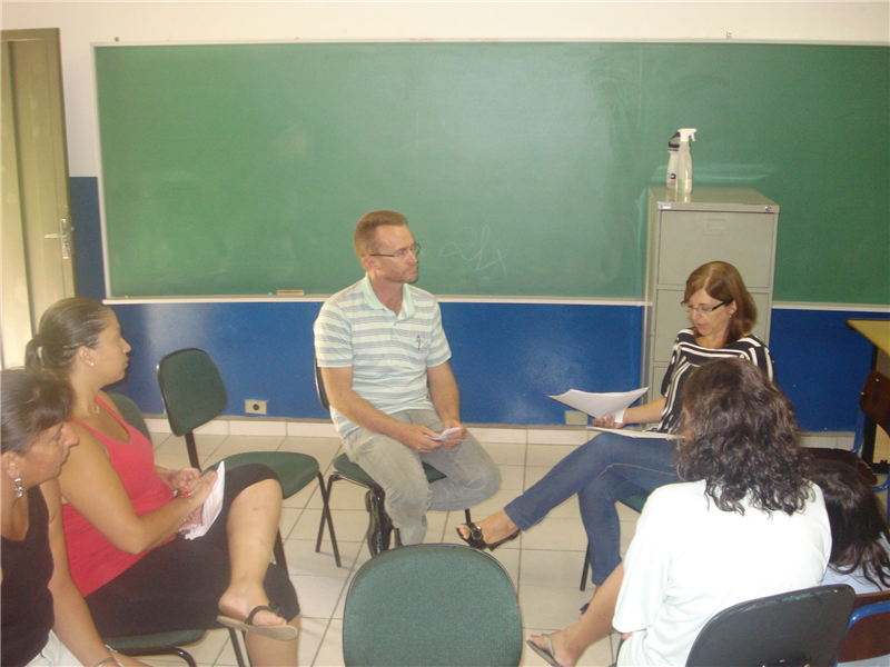 Joi durante reunião com mães de alunos e diretora da ADI Geraldo Rocha Campos.