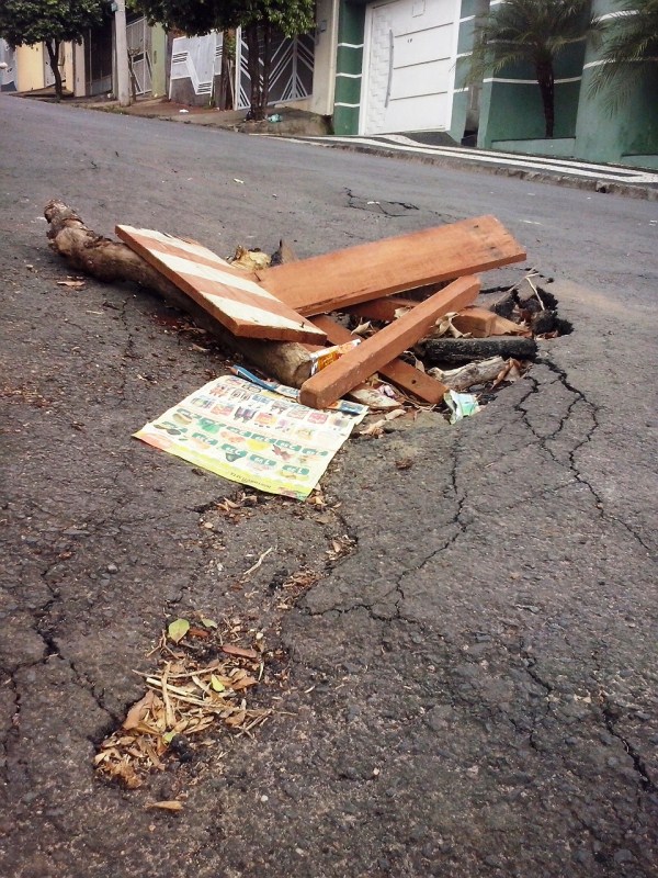 Buracos e desnível no asfalto preocupam moradores do bairro