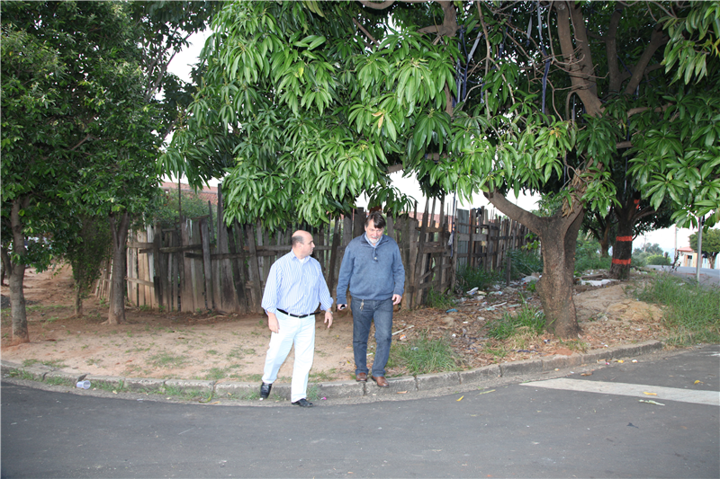 Carlos Fontes visita área pública com prefeito Luis Vanderlei Larguesa.