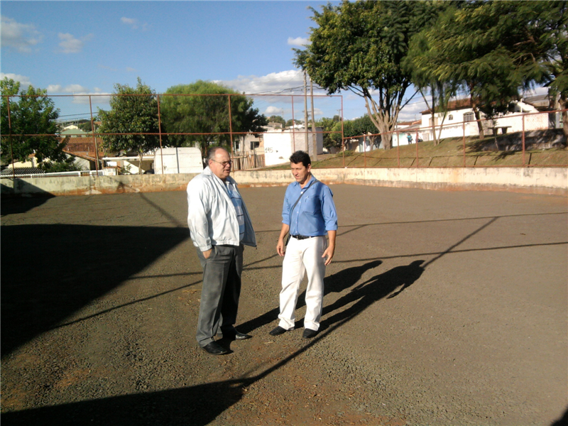 Kadu e secretário de Obras, Kênio Freitas, acompanham construção de quadra