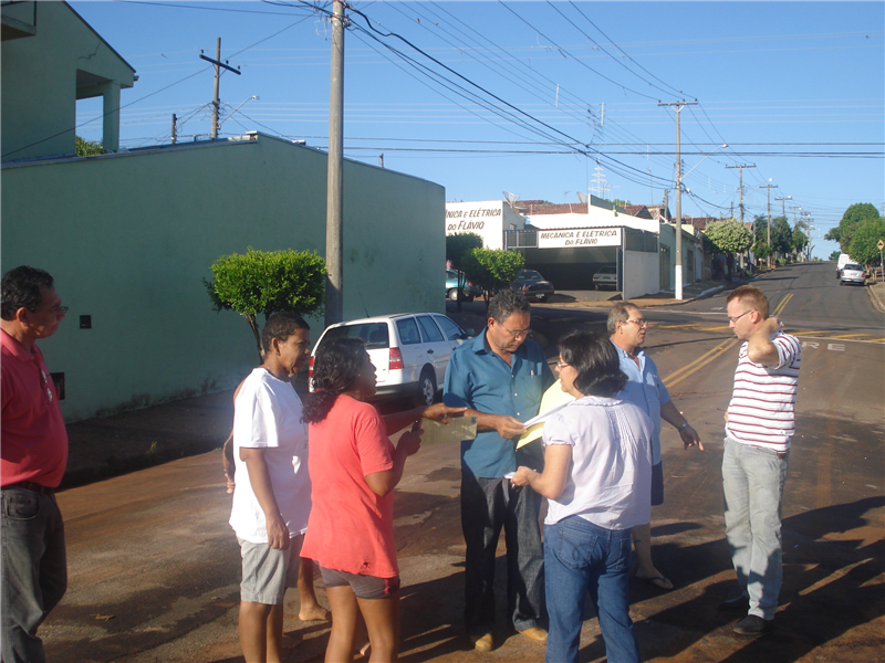 Joi conversa com moradores que tiveram casas inundadas na rua Estados Unidos, no Sartori.