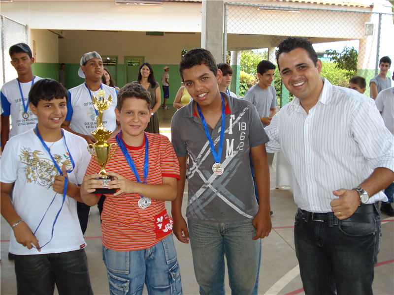 Alunos ganham nova quadra na escola