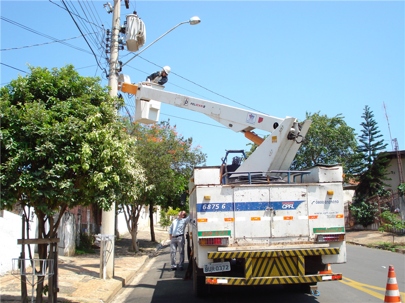 CPFL iniciou hoje troca de lâmpadas em diversos postes do bairro Vila Linópolis