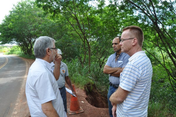 Em março,após alagamento, pista sofreu com erosão