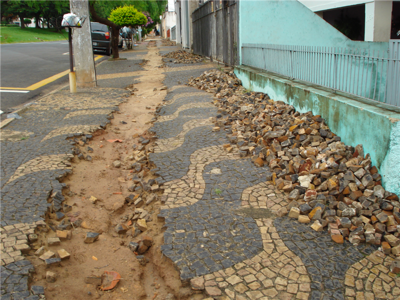 Calçada danificada em avenida