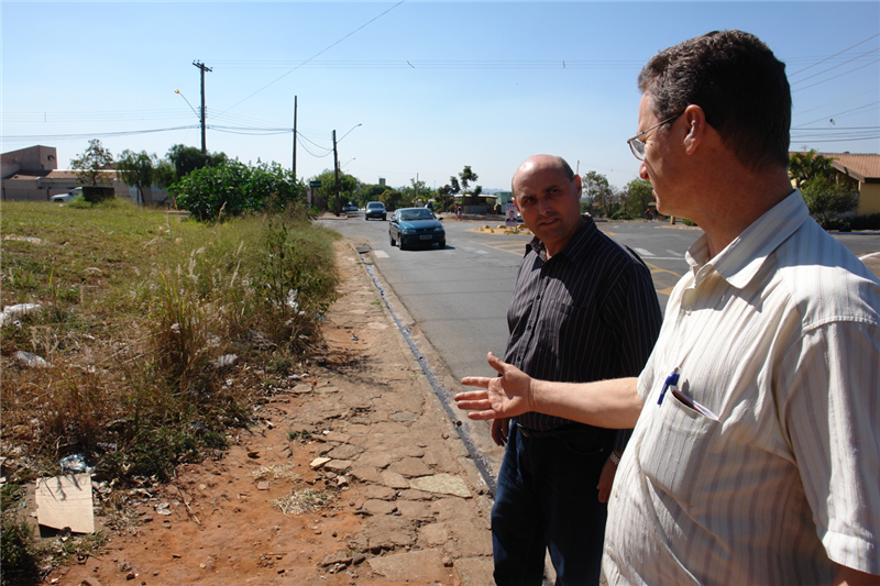 Carlos Fontes visita área na avenida da Amizade.