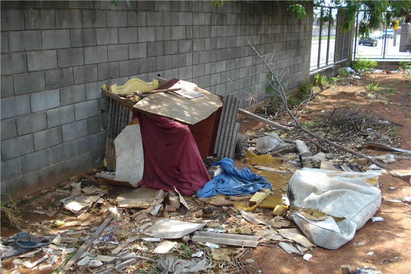 Usuários de droga improvisaram a construção de um barraco dentro do terreno