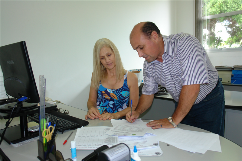 Carlos Fontes protocola Projeto de Lei 15/2012 na Diretoria Legislativa. da Câmara.