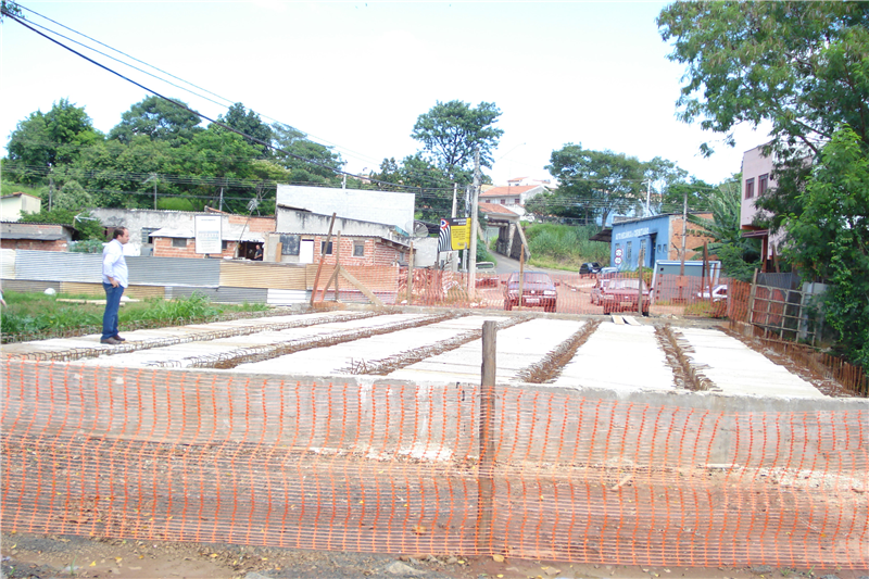 Juca questiona motivo de interrupção das obras na Vila Lola