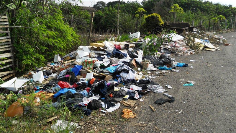 Lixo acumulado na rua da Ervilha gera mau cheiro  e incomoda vizinhança