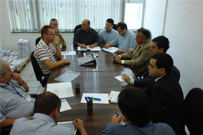 Vereadores, assessores técnicos e representantes da OAB participaram hoje de reunião da CEI