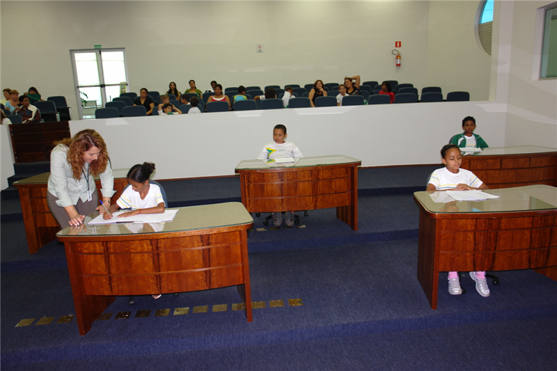 Reuniões simuladas movimentam alunos do ensino fundamental