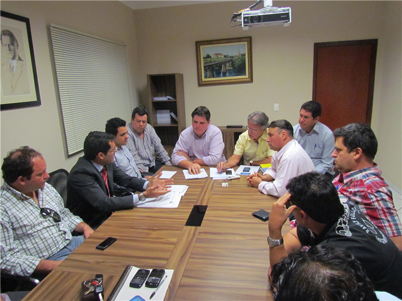 Grupo de vereadores barbarenses esteve reunido com os deputados Cauê e Vanderlei Macris