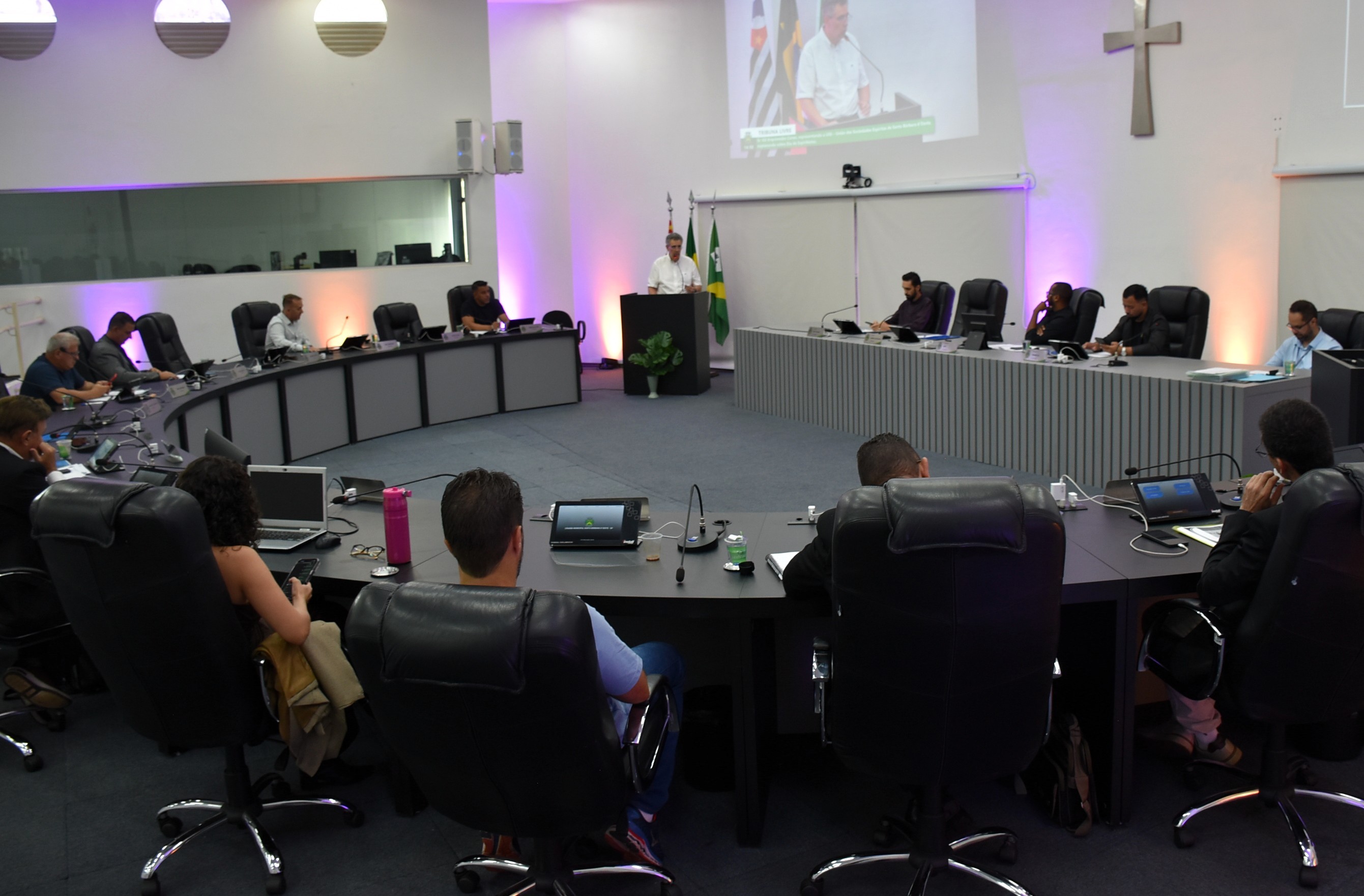  Câmara de Santa Bárbara aprova dispensa de uniforme para alunos com TEA e novas políticas de bem-estar animal