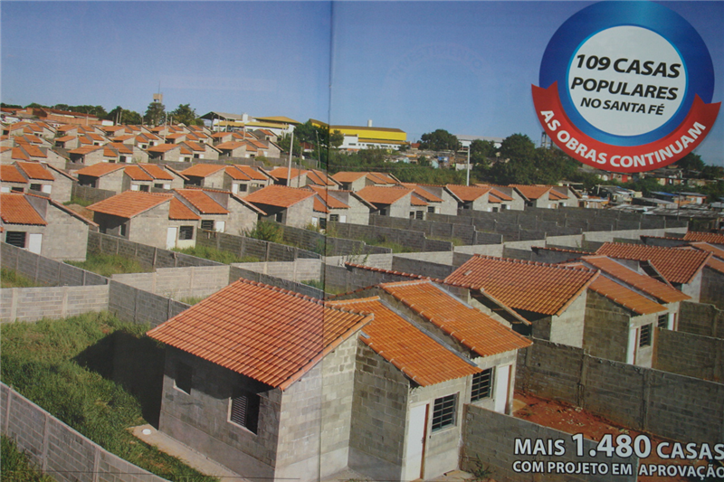 Páginas da revista destacam construção de 109 casas no Loteamento Santa Fé