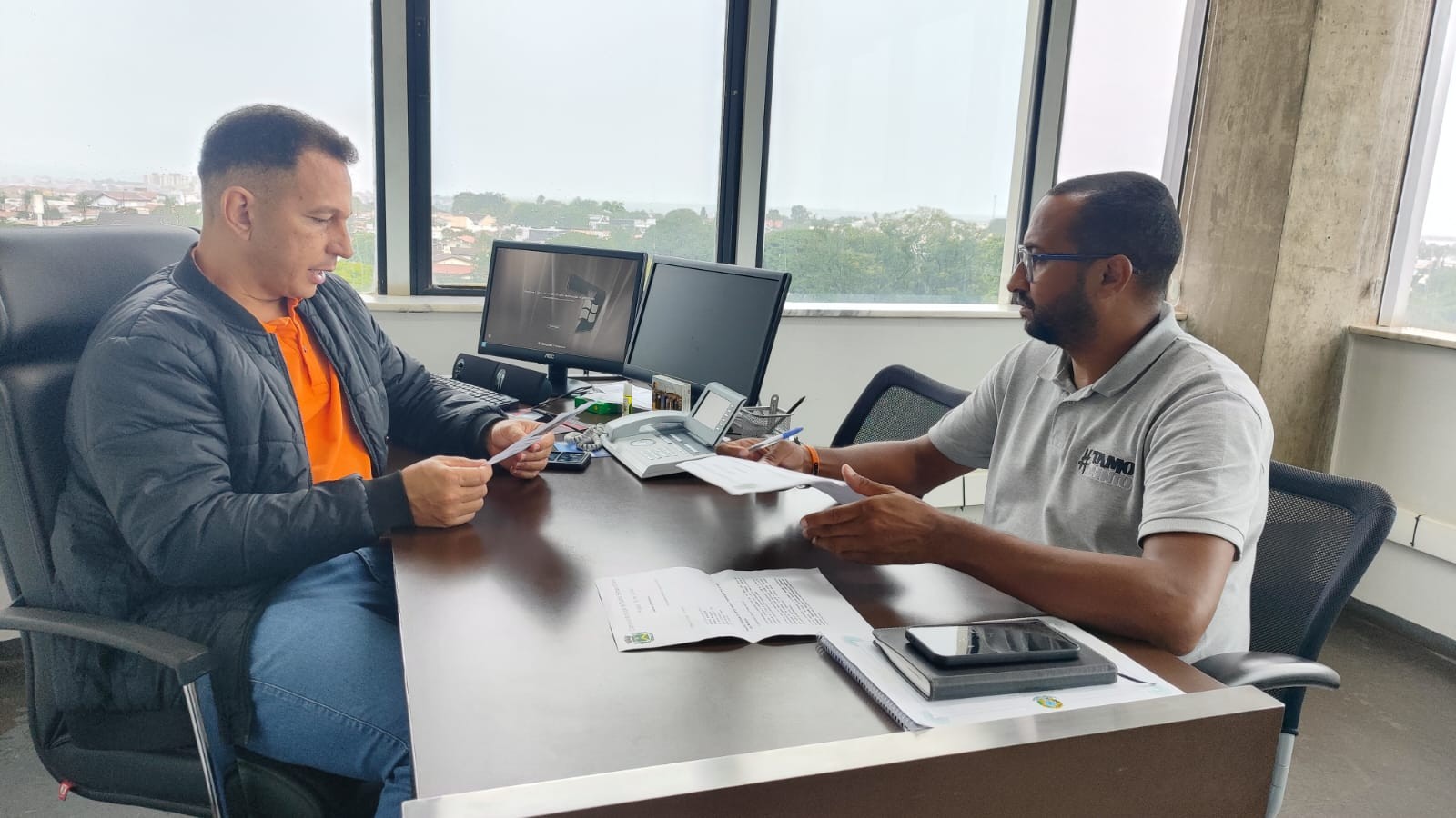 Presidente da Câmara reforça pedido por pontos de apoio e vagas para motoboys em reunião com secretário de Governo